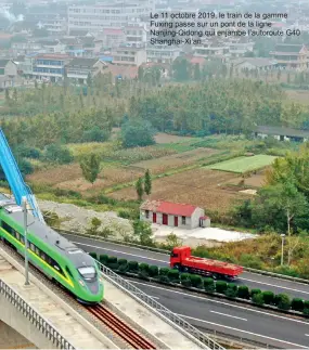  ??  ?? Le 11 octobre 2019, le train de la gamme Fuxing passe sur un pont de la ligne Nanjing-Qidong qui enjambe l’autoroute G40 Shanghai-Xi’an.