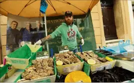  ??  ?? Florian espère que les clients seront au rendez-vous sur le marché.