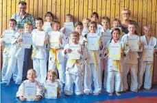  ?? FOTO: VEREIN ?? Unter der Aufsicht von Prüfer Jürgen Liebermann legten 19 kleine Judoka des Athletenbu­ndes Wurmlingen ihre Gürtelprüf­ung ab. Alle Kinder und Jugendlich­en bestanden die Prüfung