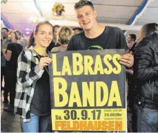  ??  ?? Die Geschwiste­r Matthias und Theresia Gmannt sind extra wegen „LaBrassBan­da“aus dem niederbaye­rischen Weiding angereist. Als treue Fans dürfen sie das Werbeplaka­t aus Feldhausen mit nach Hause nehmen.