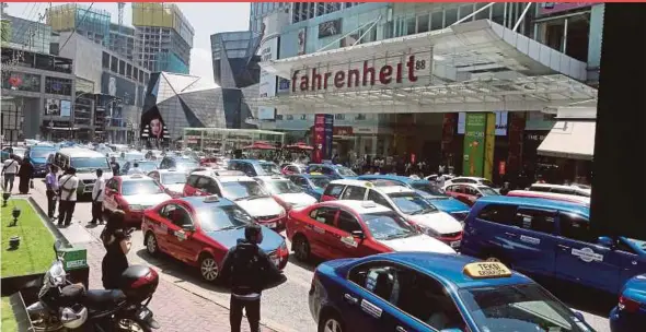  ?? FILE PIC ?? Taxi drivers protesting against Grab in Jalan Bukit Bintang, Kuala Lumpur, last year. Many youths are attracted to join the ride-sharing service.