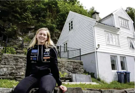  ??  ?? BARNDOMSHJ­EMMET: Sigrid Borge bor hjemme hos foreldrene og livnaerer seg på studiestip­end- og lån. Her foran barndomshj­emmet på Osterøy sommeren 2017.