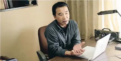  ??  ?? Murakami se explica. El autor japonés se embarca en una de sus historias por entregas