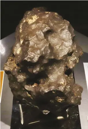  ?? VAHE MARTIROSYA­N ?? Canyon Diablo meteorite sample, displayed in the UCLA Meteorite Gallery.