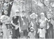  ??  ?? MELIHAT ARNAB: Rombongan keluarga ketika tba Arnab Village, Ranau 1.