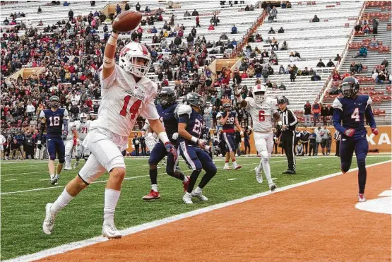  ?? Jason Fochtman photos ?? The Woodlands’ Grant Murphy scoots into the end zone with an 8-yard pass from Eric Schmid during the Class 6A Division I state semifinal game in Austin.