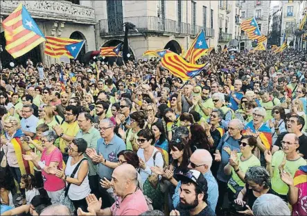  ?? XAVIER PI / ACN ?? En la plaza del Vi de Girona se reunieron unas 3.000 personas para reclamar el referéndum