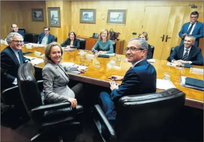  ?? / F. VILLAR (EFE) ?? En primer término, desde la izquierda, Sebastián Albella, presidente de la CNMV; Nadia Calviño, ministra de Economía, y Pablo Hernández de Cos, gobernador del Banco de España, el pasado noviembre.