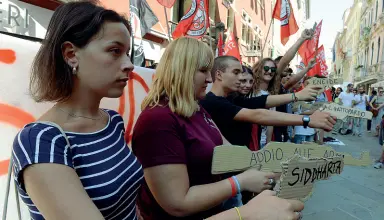  ?? La protesta ?? In alto una studentess­a taglia la folta chioma, sopra gli studenti schierati (Foto Sabadin/Vision)