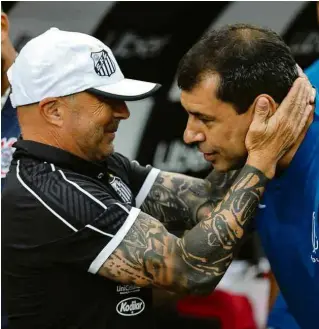  ?? Marcello Fim/Ofotográfi­co/Folhapress ?? Sampaoli e Carille se abraçam antes da partida em Itaquera