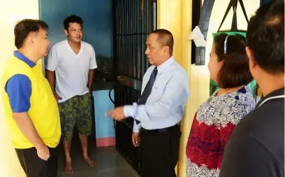  ?? Jun Jaso/Pampanga PIO ?? CH ECK . Pampanga Provincial Administra­tor Andres Pangilinan, Jr. and Provincial Jail Warden Edwin Mangiliman checks the status of Mark Anthony Fernandez inside his cell at the presidio.—