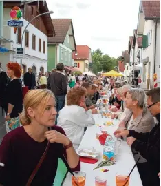  ?? Foto: Stephanie Millonig ?? So sah es im August 2014 in der Mühlstraße in Dießen aus. Am Sonntag lädt der Ge werbeverba­nd erneut zur Weißen Tafel.