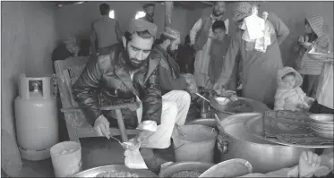  ??  ?? ISLAMABAD. Un vendedor afgano refugiado en un campamento.