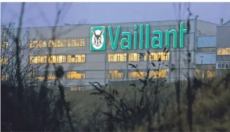  ?? FOTOS: MICHAEL SIEBER / VAILLANT GROUP ?? Oben das alte Logo am Remscheide­r Firmensitz von Vaillant. Unten das neue Logo, das jetzt vorgestell­t wurde.