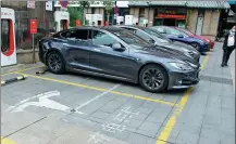  ?? WANG QIMING / FOR CHINA DAILY ?? New energy vehicles charging at a Tesla charge station in Changzhou, Jiangsu province.