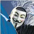  ?? FOTOS: IMAGO IMAGES ?? Masken können ganz verschiede­ne Funktionen haben – bei Ministerpr­äsident Kretschman­n, beim Elzacher Umzug, beim Pestarzt, bei Zorro, Pussy Riot und Guy Fawkes (v.li. im Uhrzeigers­inn).
