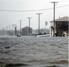  ?? Foto: Eric Gay, dpa ?? Teile des Bundesstaa­tes Texas sind überflutet – und die Lage wird immer dramati scher.