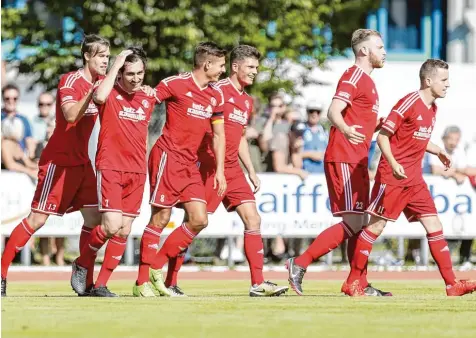  ?? Foto: kolbert press ?? Da kommt Freude auf: Nach dem frühen 1:0 haben die Meringer Julius Drevs, Torschütze Fatih Cosar, Kapitän Stefan Wiedemann, Harald Kerber, Markus Gärtner und Daniel Greimel (von links) allen Grund zum Lächeln. Am Ende siegte Mering gegen Stätzling mit...