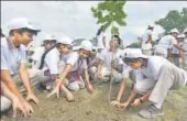  ?? SONU MEHTA/HT ?? School students plant a sapling in northeast Delhi