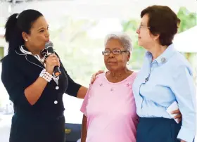  ??  ?? La actual directora del centro en Guayama, Yolanda González, junto a las exdirector­as Marta Almodóvar y sister Mildred Vázquez.