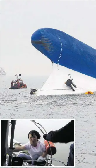  ??  ?? WATERY GRAVE: Rescuers swarm around the bow of the stricken ship, moments