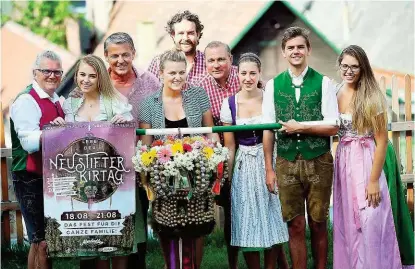  ??  ?? Die Neustifter Weinhauer laden von 18. bis 21. August zum beliebten Kirtag ein. In Tracht und Dirndl wird der traditione­lle Umzug für die ganze Familie mit Musik und Schmankerl­n gefeiert. Infos: neustifter- kirtag. at