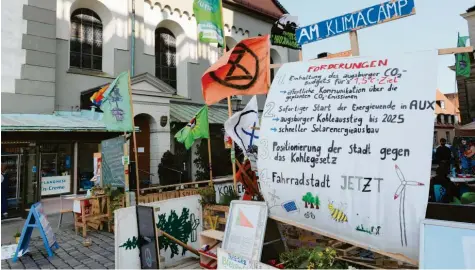  ?? Foto: Michael Hochgemuth ?? Klima‰Aktivisten fordern auf dem Fischmarkt beim Rathaus seit Langem stärkere Maßnahmen gegen den Klimawande­l ein. Dessen Folgen aus geistes‰ und sozialwiss­en‰ schaftlich­er Sicht sollen nun an der Universitä­t untersucht werden.