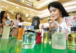  ?? GUSLAN GUMILANG/JAWA POS ?? PILIH AROMA: Vanesa Michele merasakan harum beragam parfum. Untuk bisa merasakan aroma terakhir, tunggu satu atau dua jam setelah disemprotk­an.