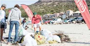  ?? PICTURE: MALICK ABARDER ?? SOAK UP THE DIRT: Coca-Cola Peninsula Beverages invited the public and local community for a Hout Bay Beach clean-up to celebrate World Environmen­t Day and World Oceans Day tomorrow.