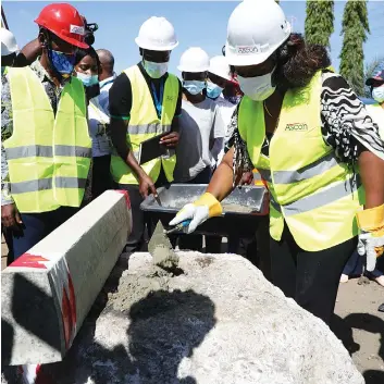  ?? JOÃO GOMES | EDIÇÕES NOVEMBRO ?? A Governador­a teve uma jornada que impulsiono­u o arranque de obras de vulto