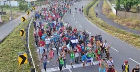  ??  ?? De migrantenc­aravan uit Honduras via Mexico op weg naar de grens met de Verenigde Staten van Amerika. President Donald Trump wil niet hebben dat zij met stenen gooien, zoals zij dat bij de Mexicaanse grens hebben gedaan.