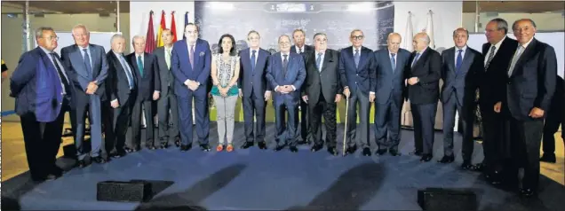  ??  ?? LA JUNTA. Florentino, en el centro junto a Paco Gento, posó con 15 integrante­s de su Junta Directiva para este mandato; sólo faltó Jerónimo Farré a la foto.