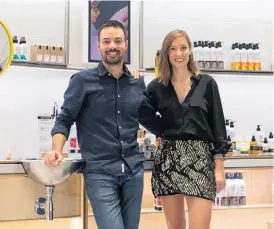  ??  ?? Mireia Trepat e Miquel Antolín, dois dos fundadores da Freshly Cosmetics.