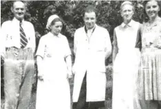  ?? Foto: Friedricho­witz ?? Lagerleite­r Adolf Fritscher (links) und Lagerarzt Dr. Ahne mit Schwestern.