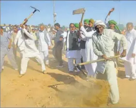  ?? RAVI KUMAR/HT ?? INLD supporters digging the road at Shambhu on the interstate border; and (right) police deployment, barricades, and the crowd at the spot where the Haryana opposition party held a protest to seek SYL Canal.