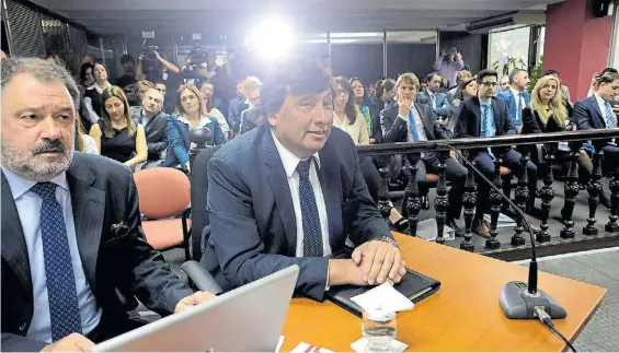  ??  ?? Complicado. El camarista suspendido Eduardo Freiler en la primera audiencia del juicio político por inconsiste­ncias en su patrimonio.