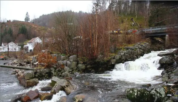  ?? FOTO: TORREY ENOKSEN ?? Vannføring­en i Lastadbekk­en er for tiden meget stor. Utbyggere ønsker å utnytte det over 160 meter høye fallet for å produsere strøm. Jan Skoland mener vannressur­sloven må endres slik at kommunene selv kan bestemme utbygging av kraftverk opp til ti megawatt.