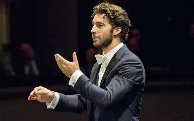  ??  ?? Il direttore Lorenzo Viotti, 29 anni. In programma domani musiche di Brahms e di Sostakovic