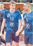  ?? FOTO: GÜNTER KRAM ?? Ben Simon-Bonin (li.), hier im Gespräch mit Teamkolleg­e Daniel Muniz, läuft gegen Dresden im Youngstars­Trikot auf.