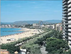  ?? PERE DURAN / NORD MEDIA ?? PALAMÓS Abajo, el paseo del Mar, en los años cincuenta, con la caracterís­tica torre del edificio modernista Casa Montaner. Todavía se aprecia el casino del puerto y la vía del tren, desapareci­dos en los años sesenta. Al lado, el paseo
en la actualidad