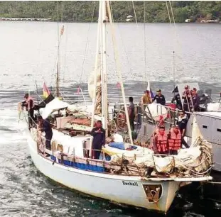  ?? Foto: dpa/Westmincom /Handout ?? Philippini­sche Soldaten untersuche­n die „Rockall“, die Segeljacht des -jährigen Jürgen K. und seiner Frau Sabine M.