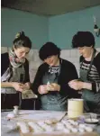  ?? FOTO: KNESEBECK VERLAG ?? Georgierin­nen bei der Zubereitun­g der gefüllten Teigtasche­n namens Chinkali.