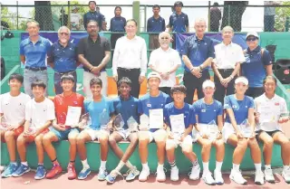  ?? ?? The winners of the second week of competitio­n pose with Xing (fourth left), Liew (fourth right) and (from second left) Douglas, Puneet and organising committee members.