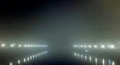  ??  ?? Ponte Vecchio scomparso nella nebbia che per gran parte della giornata ha avvolto Firenze