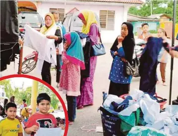 ?? FOTO: ABNOR HAMIZAM ABD MANAP ?? ORANG ramai mengambil kesempatan membeli pakaian sekolah yang dijual dengan harga RM5.