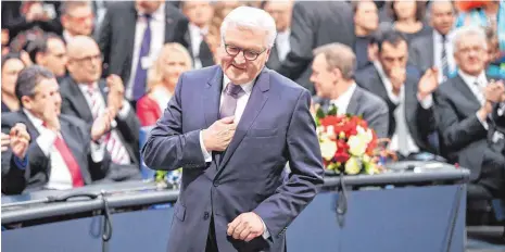  ?? FOTO: DPA ?? Sieger im ersten Wahlgang: Frank-Walter Steinmeier (SPD), der neue Bundespräs­ident, im Reichstag auf dem Weg zum Podium.