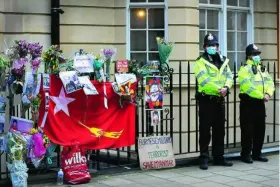  ??  ?? Imagen de la entrada de la Embajada birmana en Reino Unido con flores y pancartas