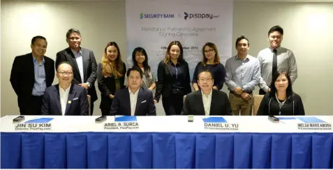  ??  ?? PISOPAY. (L-R) PisoPay.com Director Jin Su Kim, PisoPay.com President Ariel B. Surca, SBC EVP and Transactio­n Banking Group Head Daniel U. Yu and SBC FVP and Corporate Banking Financial Institutio­n Head Imelda Marie Amora with the working teams from both institutio­ns.
