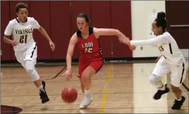  ?? MIKE BUSH/NEWS-SENTINEL ?? Lodi guard Marissa Fabian (middle) races Edison's Kylie Murray (21) and Jordan Thomas (right) in the second quarter of the Edison Viking Tournament on Nov. 30.