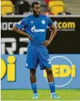  ?? Foto: dpa ?? Ratlos steht Schalkes Salif Sané nach dem 1:2 bei Fortuna Düsseldorf auf dem Spielfeld.